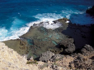 Formations rocheuses au pied des falaises