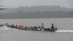 La pirogue-citerne.