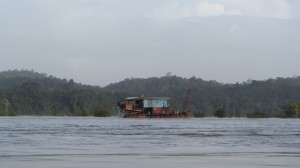 Une barge d'orpailleur