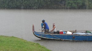 En pirogue par tous les temps.