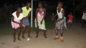 Jeunes danseuses dans un village